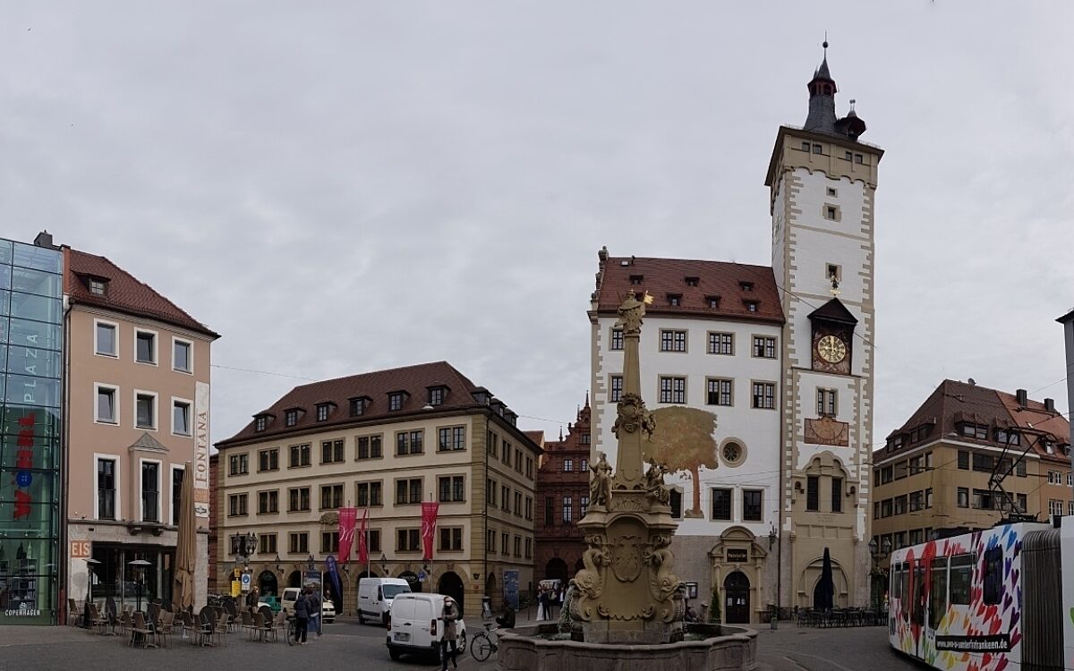 Das ist das Rathaus von Wuerzburg mit Vierröhrenbrunnen Das ist das Rathaus von Wuerzburg mit Vierröhrenbrunnen